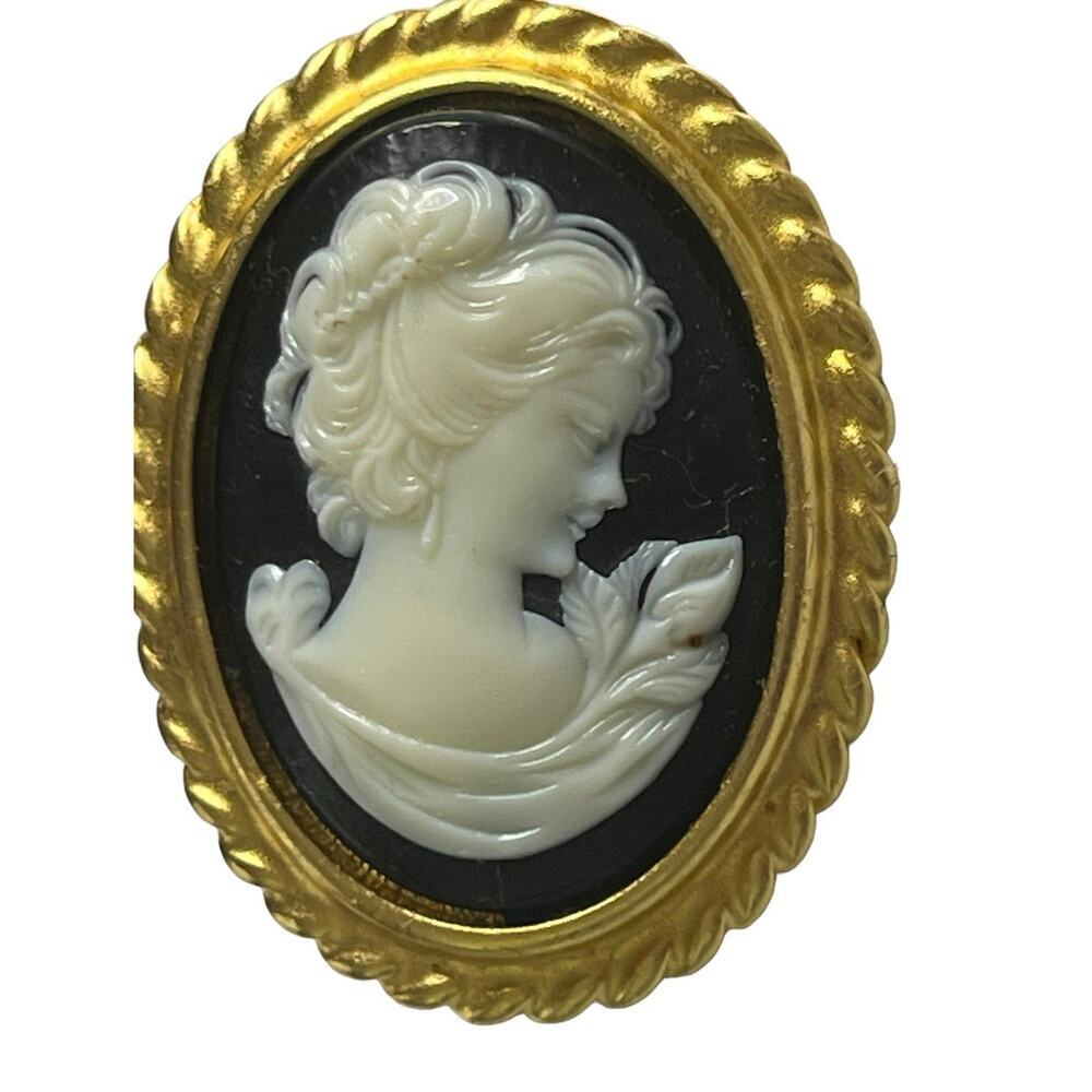 Vintage signed Carolee Cameo Pin Brooch Gold Tone Contemporary Style - Picture 3 of 7